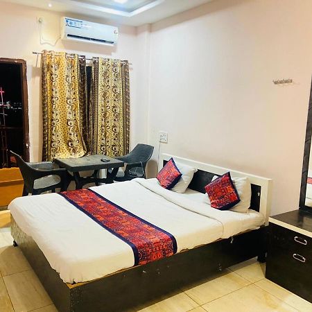 Hotel Meghmalhar Lodging Jejuri ภายนอก รูปภาพ