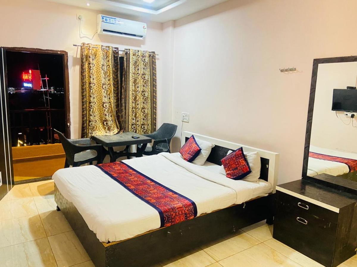 Hotel Meghmalhar Lodging Jejuri ภายนอก รูปภาพ
