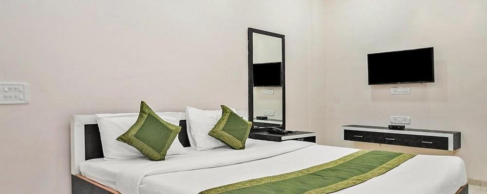 Hotel Meghmalhar Lodging Jejuri ภายนอก รูปภาพ