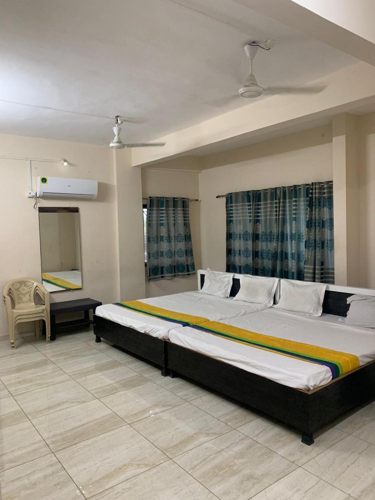 Hotel Meghmalhar Lodging Jejuri ภายนอก รูปภาพ